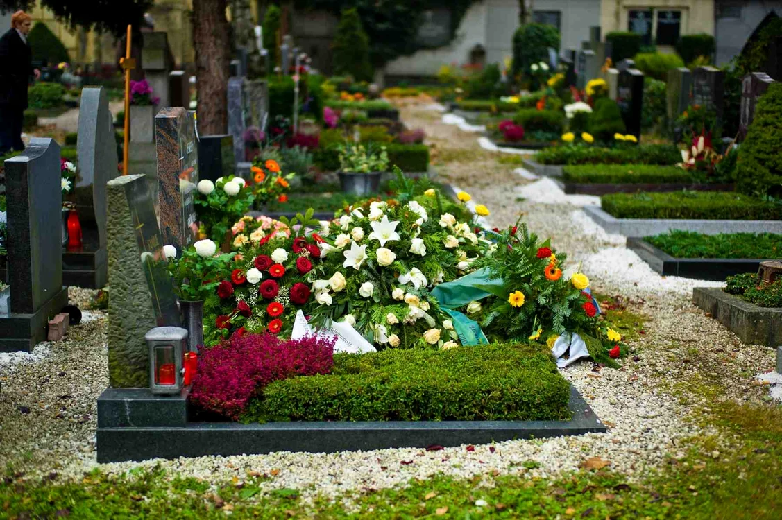 
    Un bărbat a furat florile aduse drept omagiu unui cuplu omorât în atacul din Tunisiafoto: Hepta  