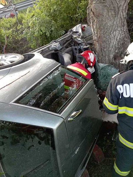O mașină s-a răsturnat și s-a înfășurat în jurul unui nuc. O persoană a murit şi alta a fost rănită în urma accidentului rutier