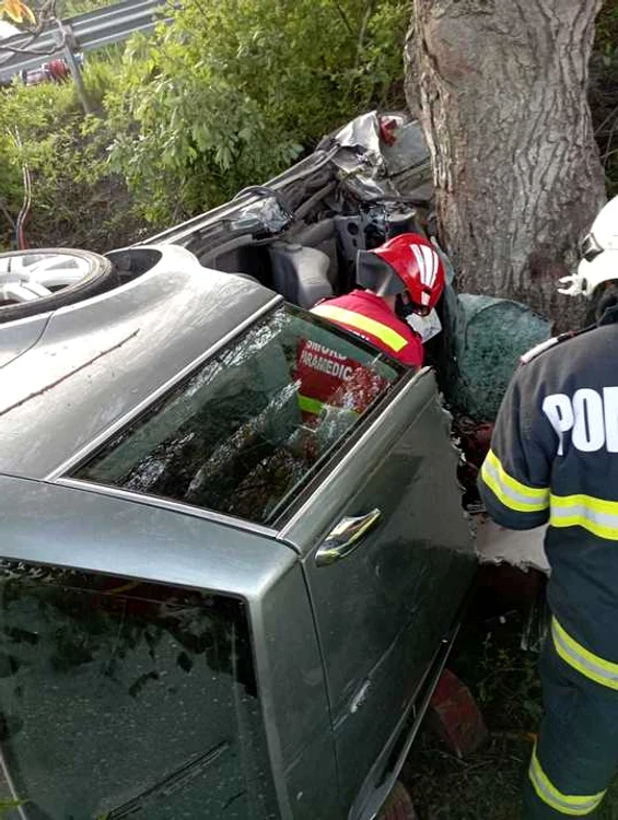 Pompierii au tăiat cupola mașinii ca să extragă victimele FOTO ISU Vaslui