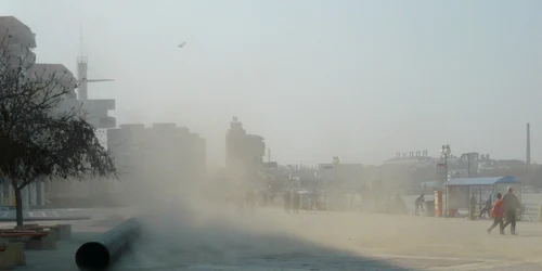 Nori de praf pe faleza din Tulcea