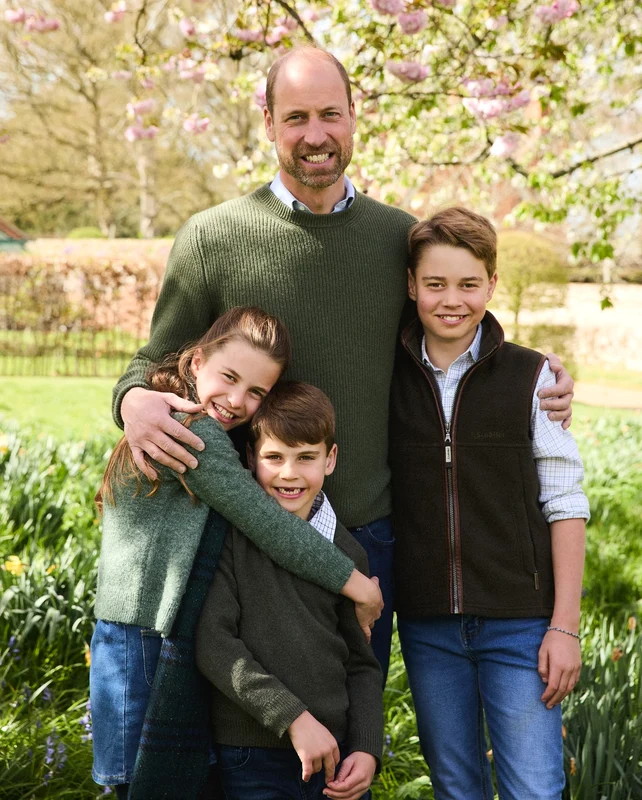Prințul William alături de George, Louis și Charlotte. FOTO: Josh Shinner/Instagram Casa Regală britanică
