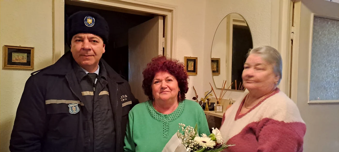 Septuagenarei amendate i-a fost oferit un buchet de flori FOTO Polițoa Locală Piatra Neamț