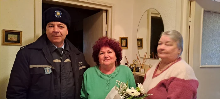 Septuagenarei amendate i-a fost oferit un buchet de flori FOTO Polițoa Locală Piatra Neamț