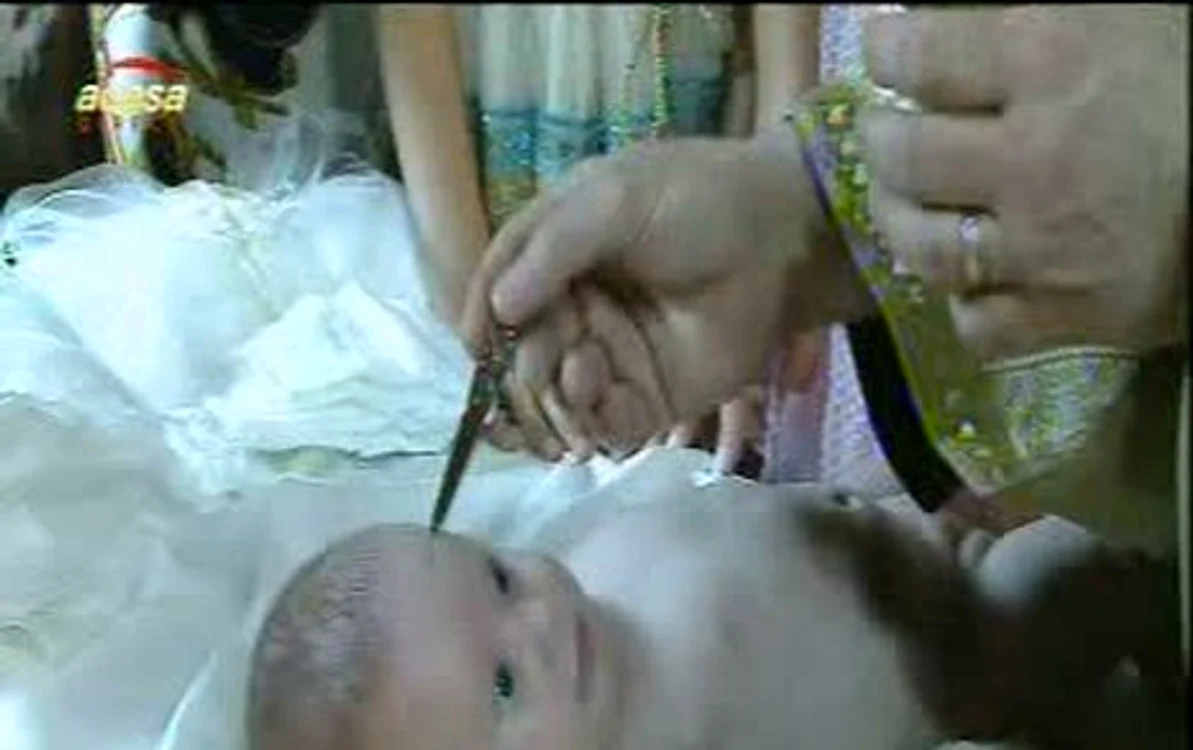 Nicu şi Cristina şi-au botezat fetiţa (Foto: captură video Acasă TV)