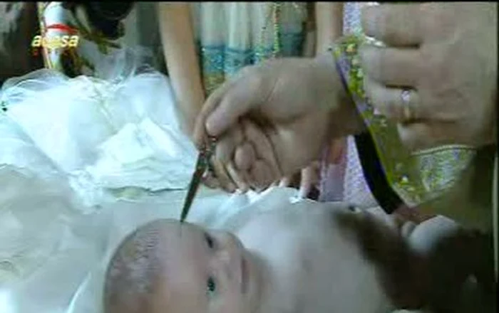 Nicu şi Cristina şi-au botezat fetiţa (Foto: captură video Acasă TV)