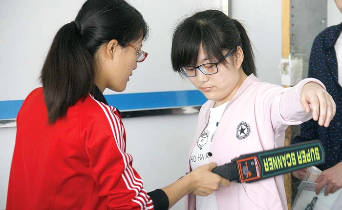 
    Candidaţii la examenul de bacalaureat sunt verificaţi cu cele mai performante aparate de supraveghere  