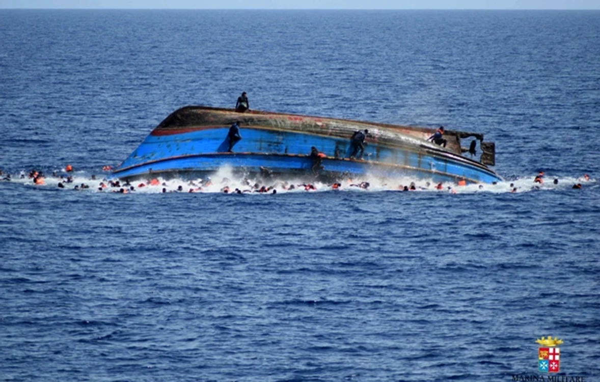 Ambarcaţiunea supraaglomerată venea din Libia şi se îndrepta către Italia.