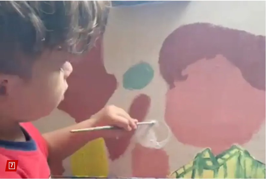 Povestea unei mame care și-a lăsat copilul să deseneze pe pereți când era bebeluș. „Acum este pictor și casa mea este plină de artă”