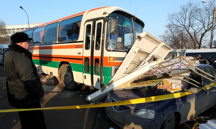 Victima a fost transportată imediat la Spitalul de Urgenţă, cu răni grave la membre. Medicii i-au amputat un picior. Foto: Tudor Iovu