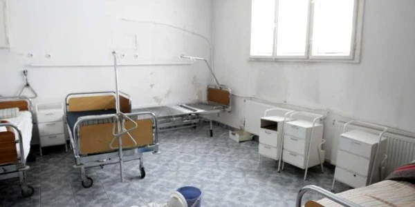 Infiltraţii la Spitalul Nr. 2. Angajaţii pun ţin găleţi în saloane, unde să se scurgă apa. 
