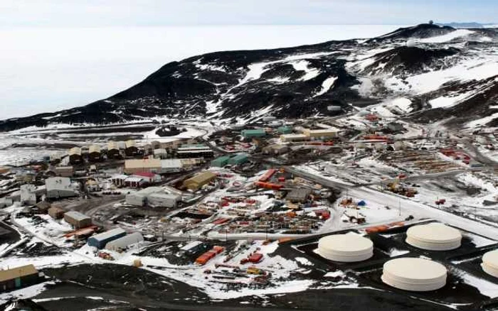 Staţia McMurdo FOTO Observation Hill via Wikipedia