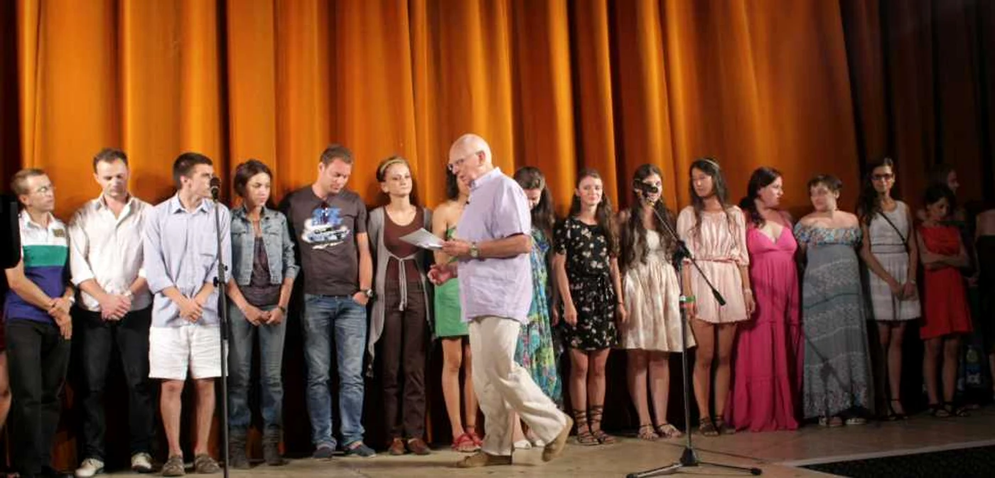 Cornel Todea, directorul Galei Hop de la Mangalia, alături de câştigătorii ediţiei din 2011 FOTO UNITER