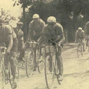 1936 Ciclistii se apropie de sosirea din Bucuresti Ilustratiunea Romana png