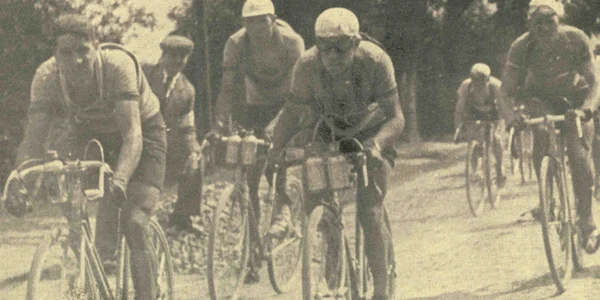 1936 Ciclistii se apropie de sosirea din Bucuresti Ilustratiunea Romana png