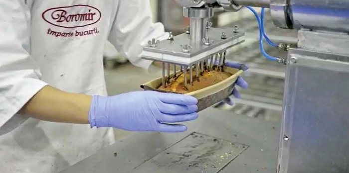 Angajatele tratează cu grijă cozonacii