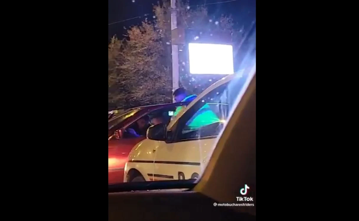 Șoferul a fost scos din mașină de polițiști. FOTO Captură video