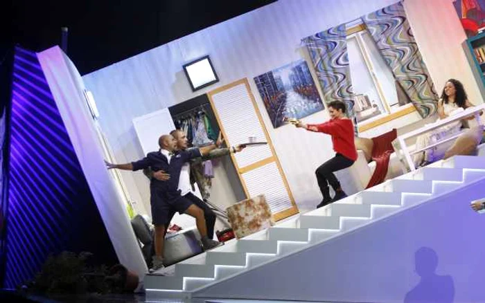 Aptitudinile artistice, simţul umorului şi condiţia fizică sunt atributele pe care emisiunea de la Antena 1 le testează la concurenţii curajoşi din fiecare ediţie