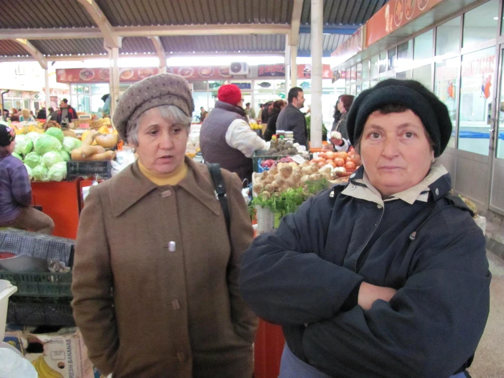 Ioana Ene (stânga) spune că este greu să faci datinile în condiţiile actuale