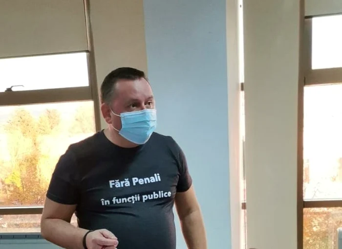 Ioan Mancaş a venit la şedinţa de consiliu local purtând un tricou cu sloganul ”Fără penali în funcţii publice”