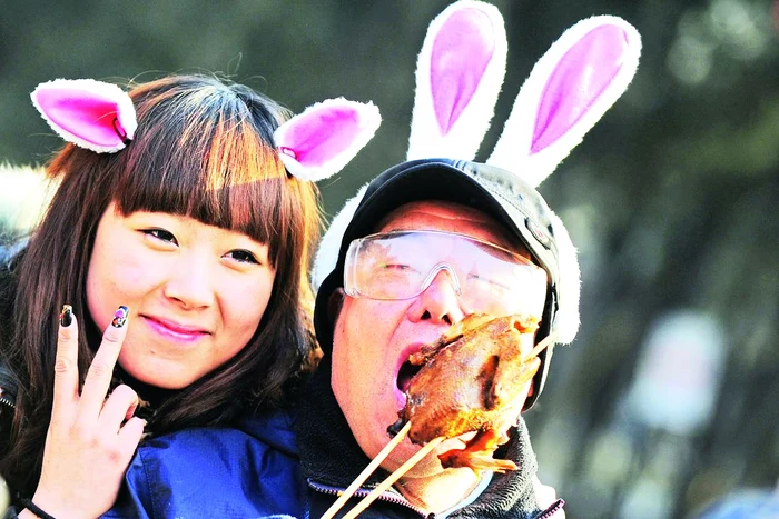 Petrecăreţii costumaţi în iepuraşi se înfruptă cu pui pe beţigaş