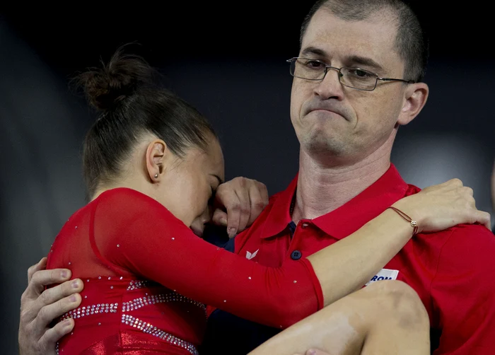 Antrenorul Cristian Moldovan o poartă pe brațe pe Larisa Iordache după accidentarea ei de la Montreal, din 2017Foto: EPA-EFE