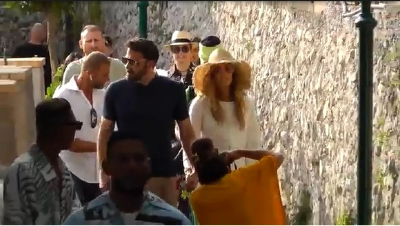 Jennifer Lopez şi ben Affleck, surprinşi pe Insula Capri de Andreea Marin