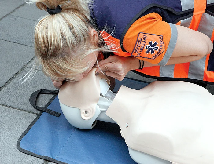 Dacă victima nu dă semne de revenire, începe ventilarea artificială 