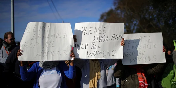 Femei iau parte la un protest ele cer guvernului britanic pentru să  ajute soţiile emigranţilor din tabăra Jungla înainte de a fi demolă de autorităţile din Calais Franţa FOTO Guliver / Getty Images / Christopher Furlong