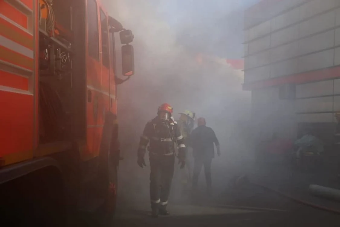 Un incendiu violet s-a produs, duminică, la două hale de pe Bulevardul Metalurgiei. Cetăţenii din zonă au fost informaţi prin serviciul RO-Alert. FOTO News.ro