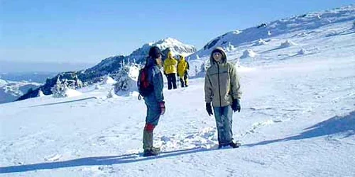 Turiştii care ajung în acest weekend pe Ceahlău sunt sfătuiţi să se echipeze de iarnă (foto arhivă)