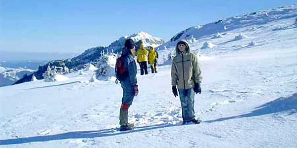 Turiştii care ajung în acest weekend pe Ceahlău sunt sfătuiţi să se echipeze de iarnă (foto arhivă)