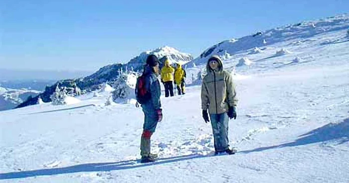 Turiştii care ajung în acest weekend pe Ceahlău sunt sfătuiţi să se echipeze de iarnă (foto arhivă)
