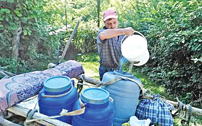 
    Oamenii sunt nevoiți  să-și facă rezerve    