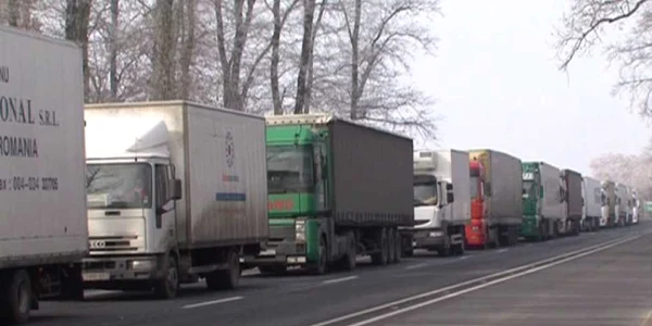 Coloana de tir-uri la intrarea în ţară