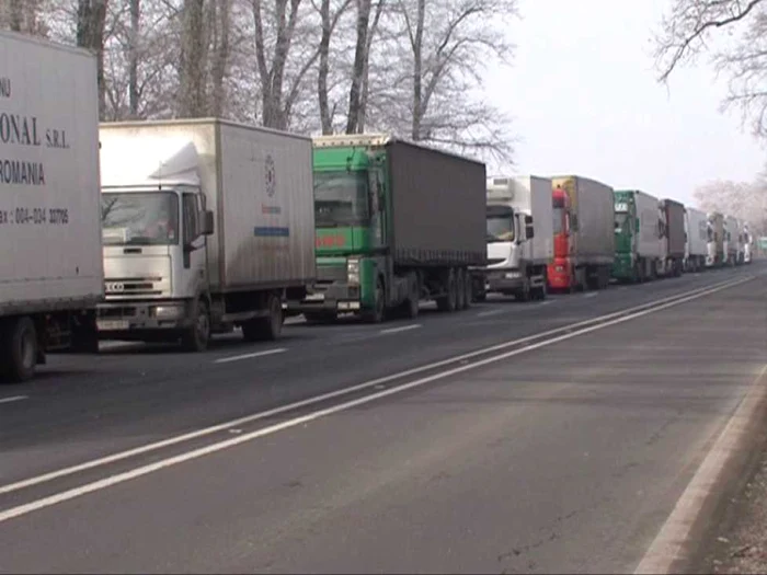 Coloana de tir-uri la intrarea în ţară