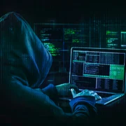 Hacker laptop hacking FOTO Shutterstock
