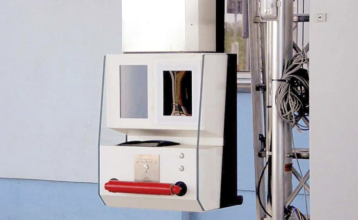 
    Aici vor fi scanate paşapoartele  