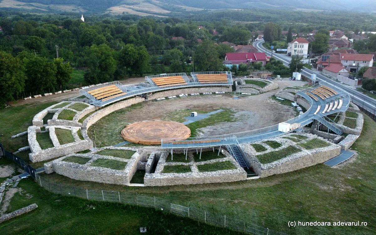 Amfiteatrul din Ulpia Traiana Sarmizegetusa. Foto: Daniel Guță ADEVĂRUL