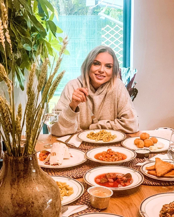 Jojo a pus pe masă toate bunătăţile primite de la "Vacanţa culinară"foto: arhiva personală