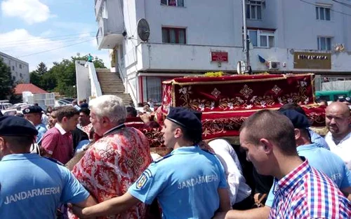 Mii de credincioşi au încercat să treacă pe sub racla cu moaştele Sf. Ioan cel Nou de la Suceava. FOTO