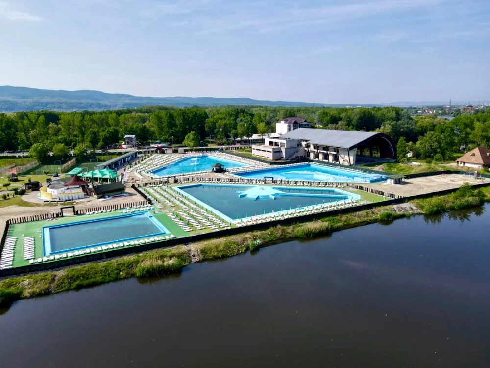 Ştrandul Ostroveni din Râmnicu Vâlcea - Marea Olteniei - bazine cu apă dulce şi sărată de la Salina Ocnele Mari Foto Primăria Râmnicu Vâlcea
