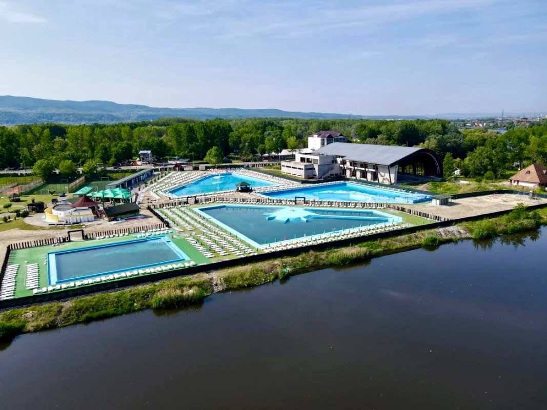 Ştrandul Ostroveni din Râmnicu Vâlcea - Marea Olteniei - bazine cu apă dulce şi sărată de la Salina Ocnele Mari Foto Primăria Râmnicu Vâlcea