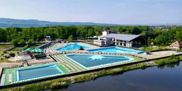 Ştrandul Ostroveni din Râmnicu Vâlcea - Marea Olteniei - bazine cu apă dulce şi sărată de la Salina Ocnele Mari Foto Primăria Râmnicu Vâlcea