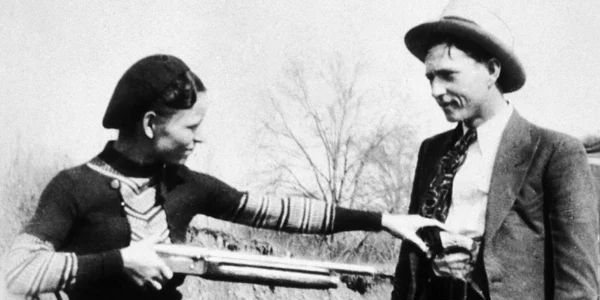 Calendar 23 mai: 1934   Gangsterii americani Bonnie și Clyde au fost împușcați de poliție jpeg