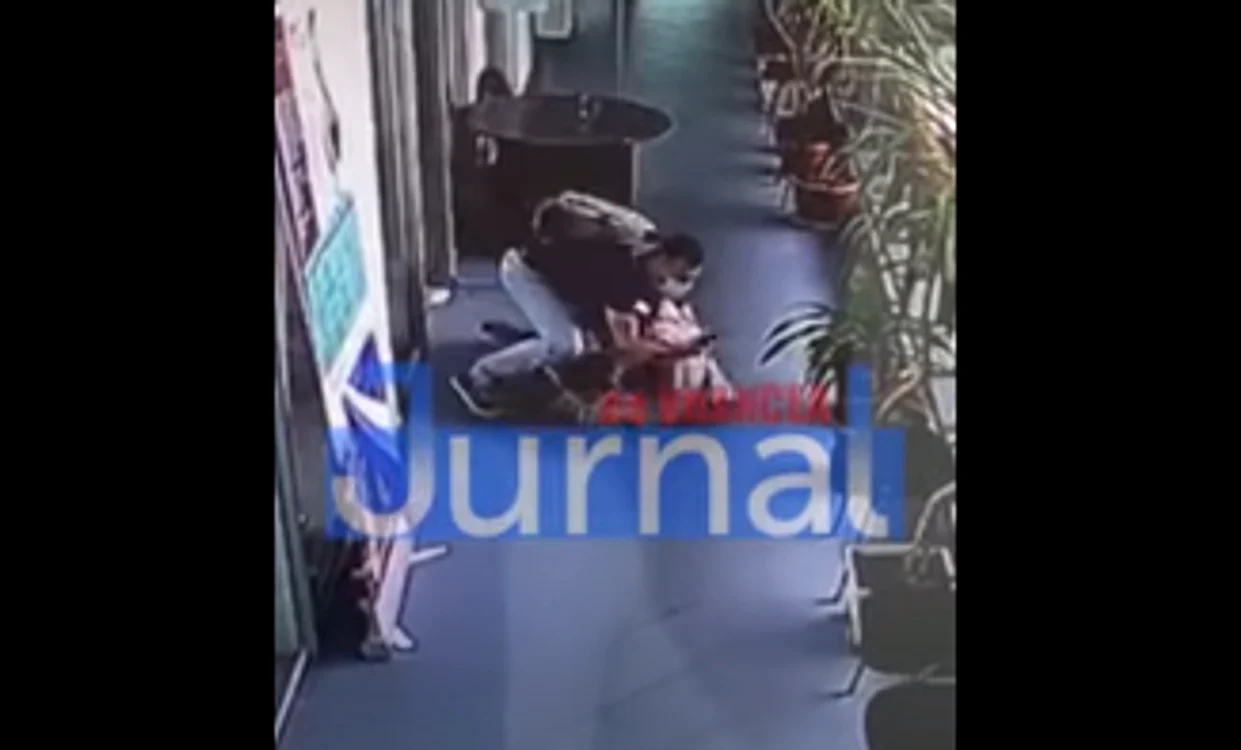 
    Bătaie între un liberal și un social-democrat la sediul BEC din FocșaniFoto: Captură Video  