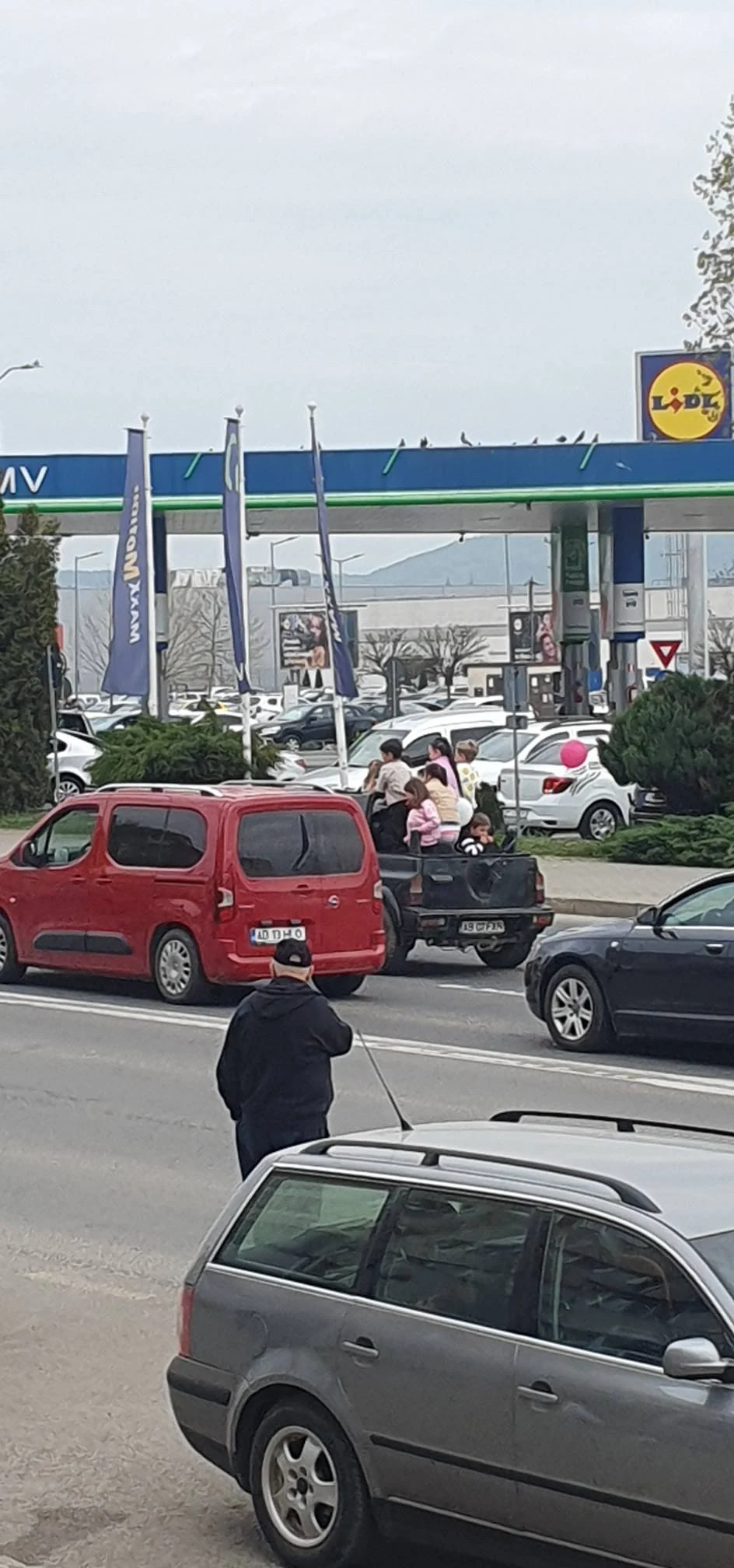 Inconștiență în trafic: copii transportați în bena unei mașini, pe un drum intens circulat. Ce măsuri au fost luate împotriva șoferului