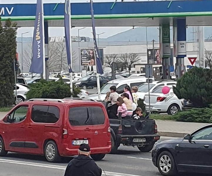 Inconștiență în trafic: copii transportați în bena unei mașini, pe un drum intens circulat. Ce măsuri au fost luate împotriva șoferului