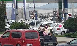 copii in remorca foto Alba iulia Non Stop 2 jpg