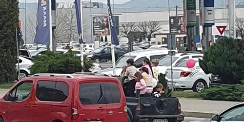 copii in remorca foto Alba iulia Non Stop 2 jpg