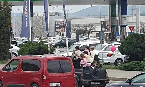 copii in remorca foto Alba iulia Non Stop 2 jpg